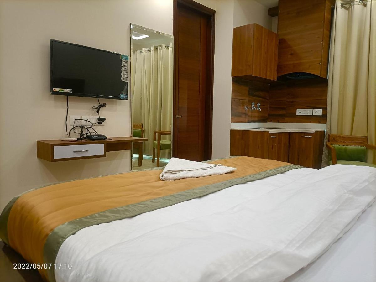 Hotel J P House